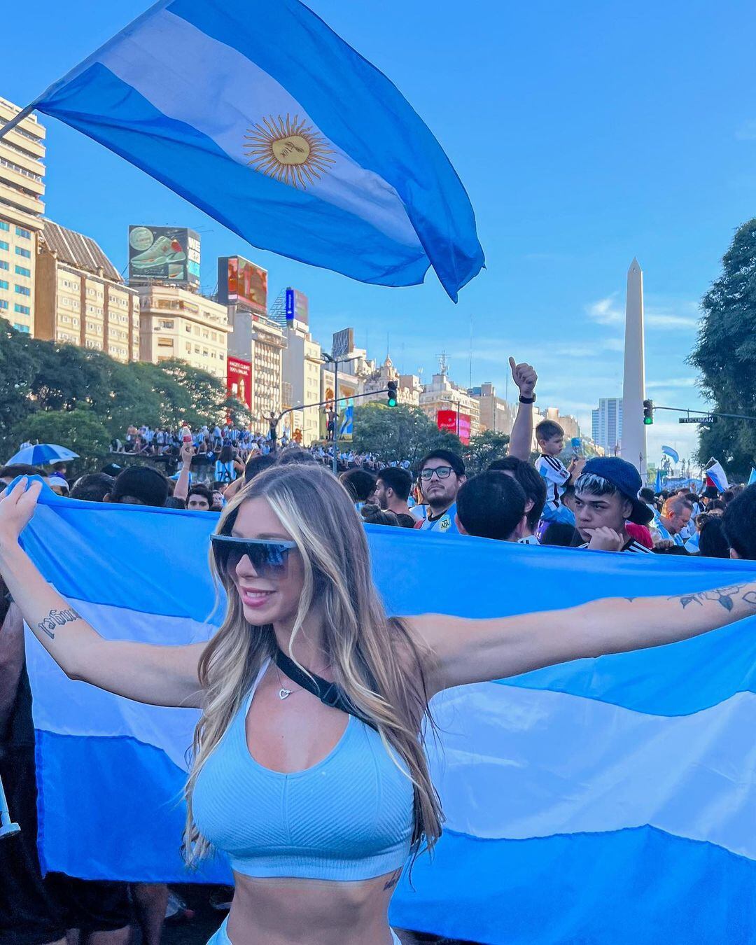 Romina Malaspina festejó el triunfo de la Selección en el Obelisco.