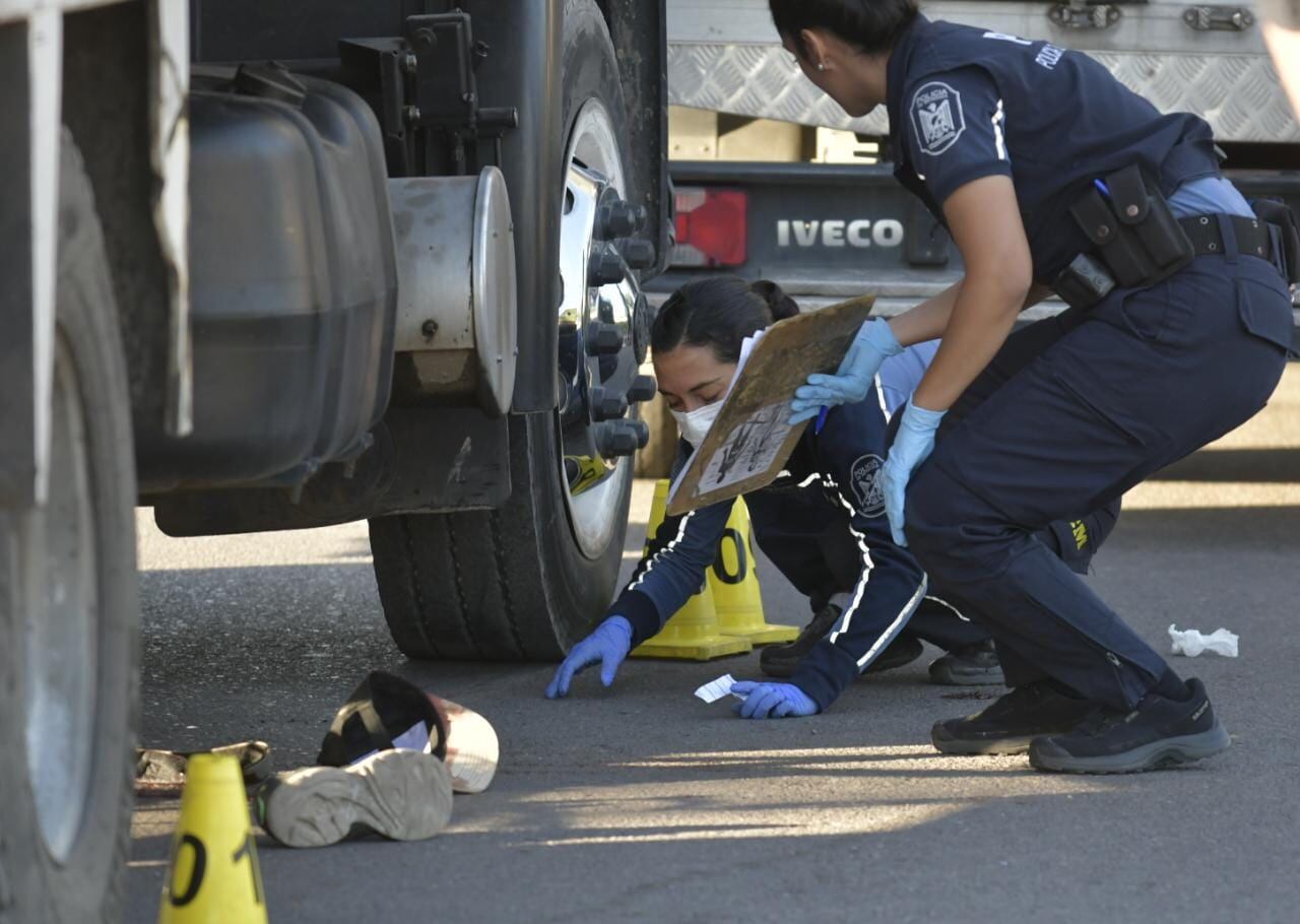 Ciclista de 23 años murió atropellado por un camión recolector de residuos en Godoy Cruz (Orlando Pelichotti / Los Andes)