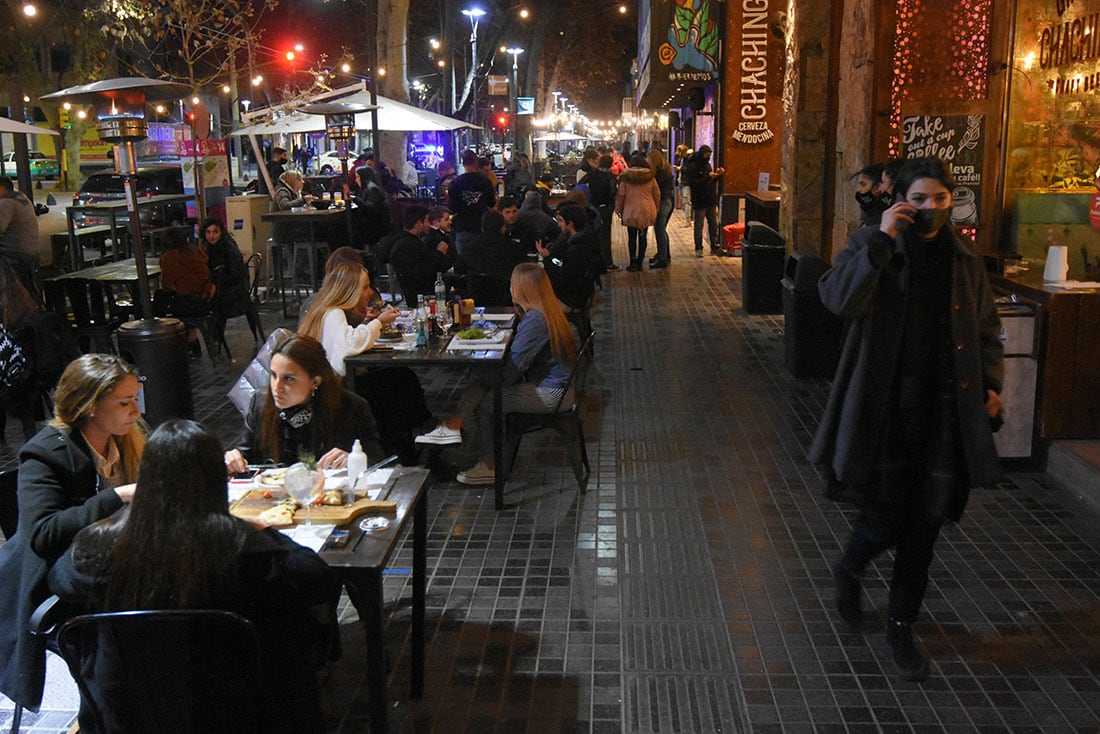 Los bares de calle Arístides Villanueva de Ciudad, puntos de encuentro para locales y turistas. José Gutiérrez / Los Andes