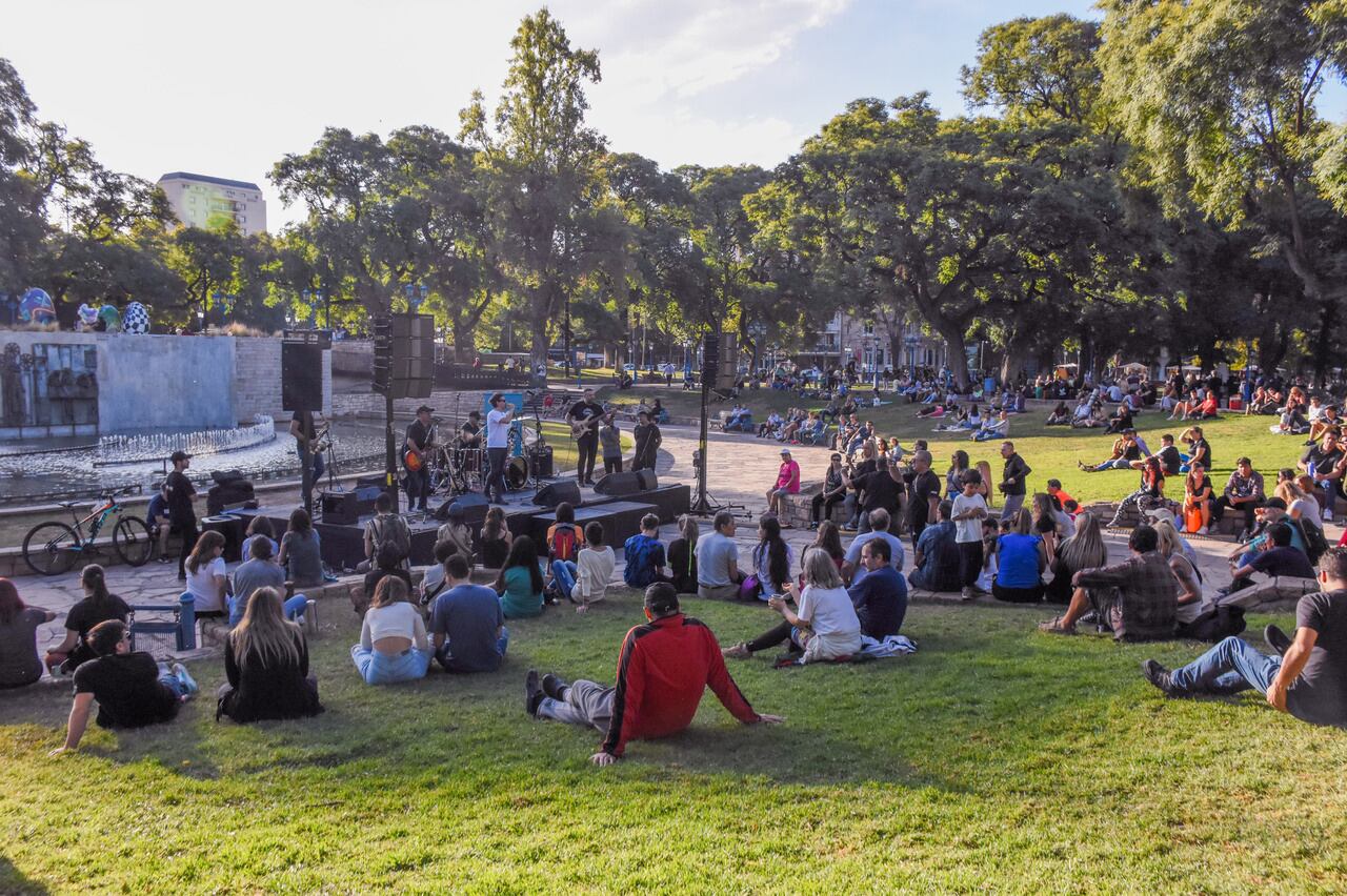 Turismo en Mendoza, de diferentes provincias y del vecino país, turistas disfrutan de las actividades que se realizan en la Plaza Independencia y la Peatonal Sarmiento

Foto: Mariana Villa / Los Andes