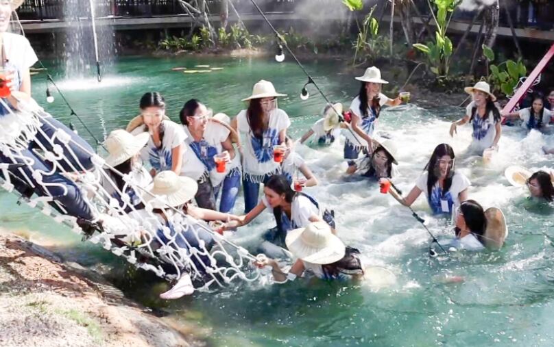 Treinta chicas terminaron en el agua tras la ruptura de un puente colgante en Tailandia. Foto: The Sun