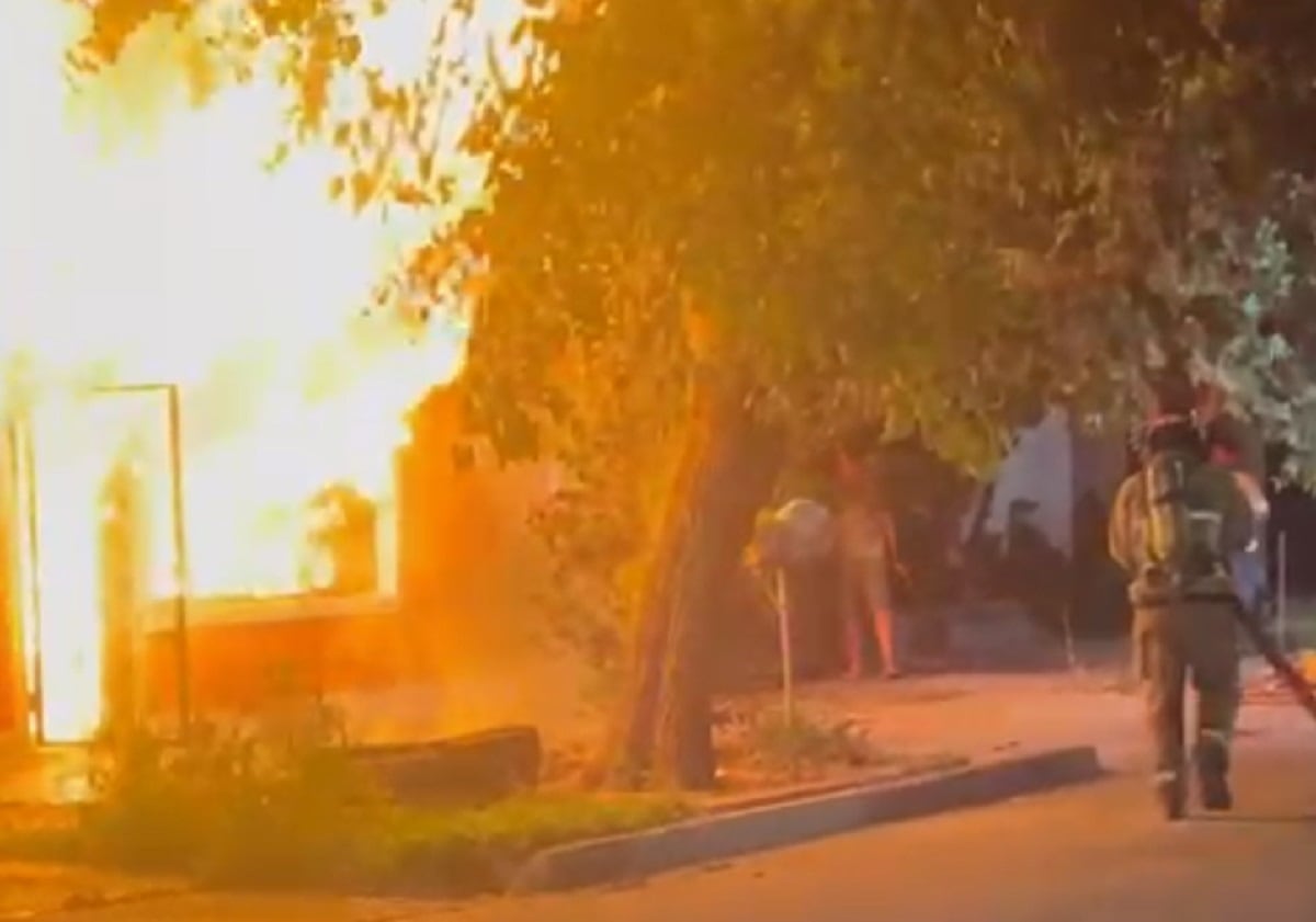 Incendio domiciliario en Las Heras justo en Navidad: trabajaron los bomberos voluntarios (Captura de video)