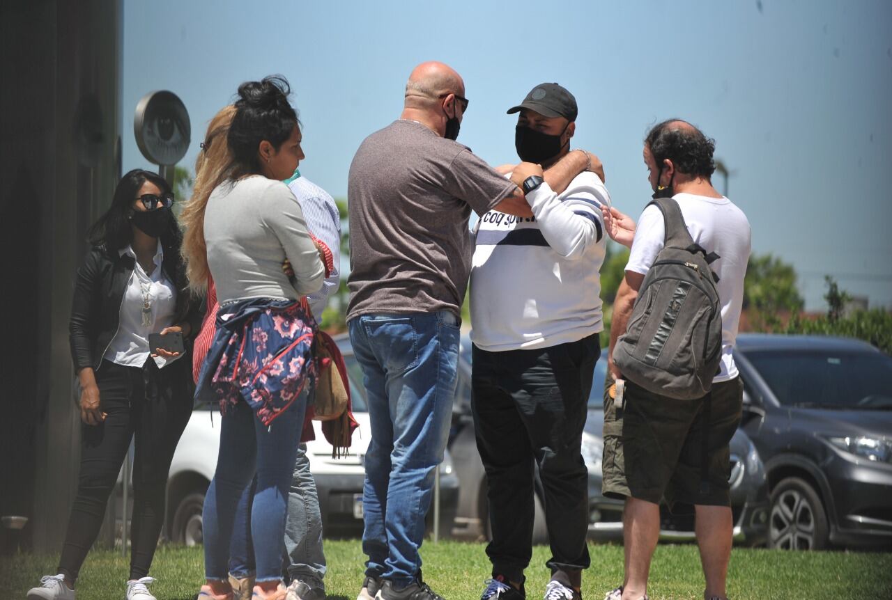 Dolor de amigos y familiares de Lucas González. Foto: Clarín