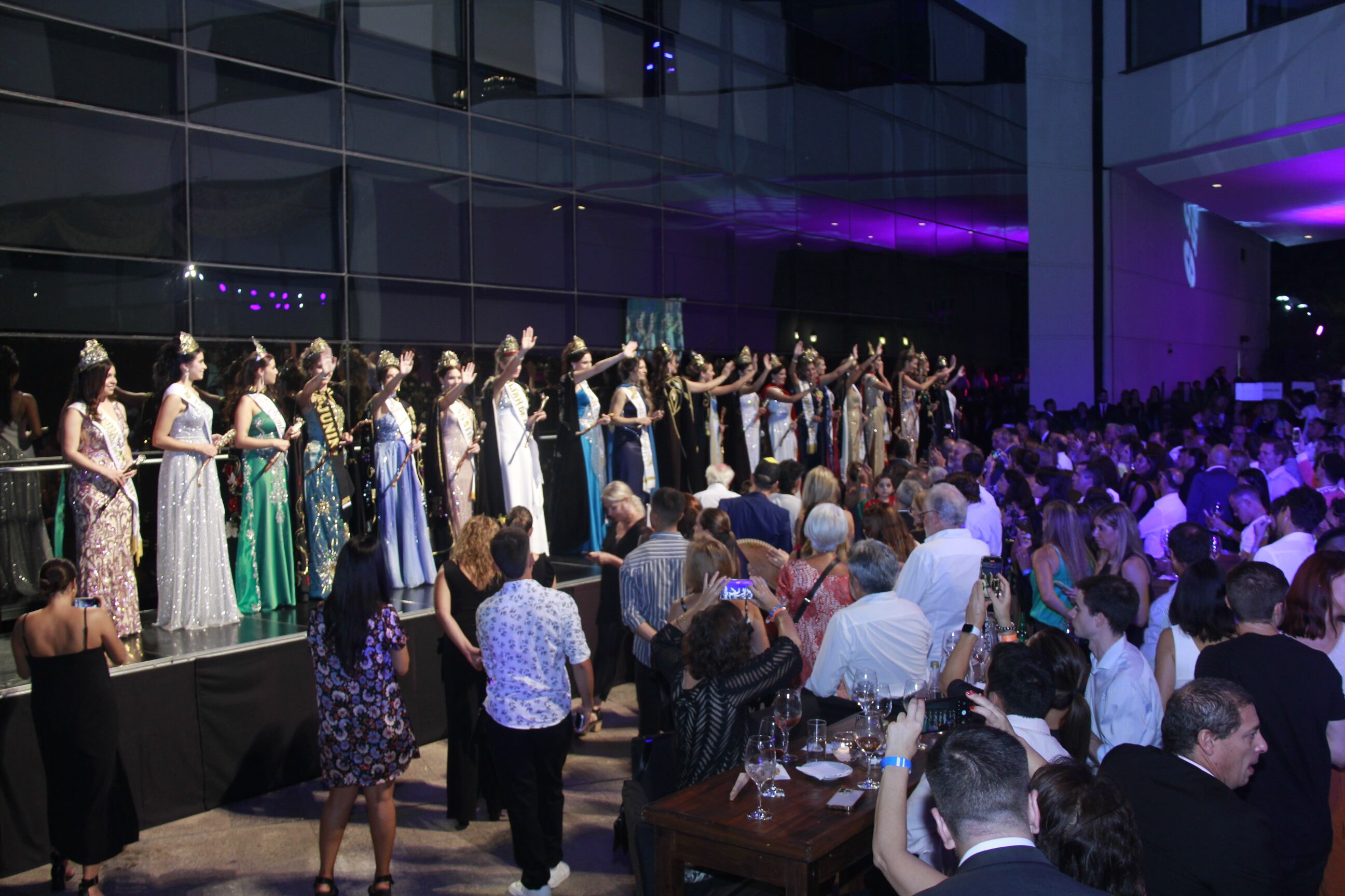 Las candidatas al trono vendimial fueron las homenajeadas de la noche. - Foto: Fernando Grosso / Los Andes