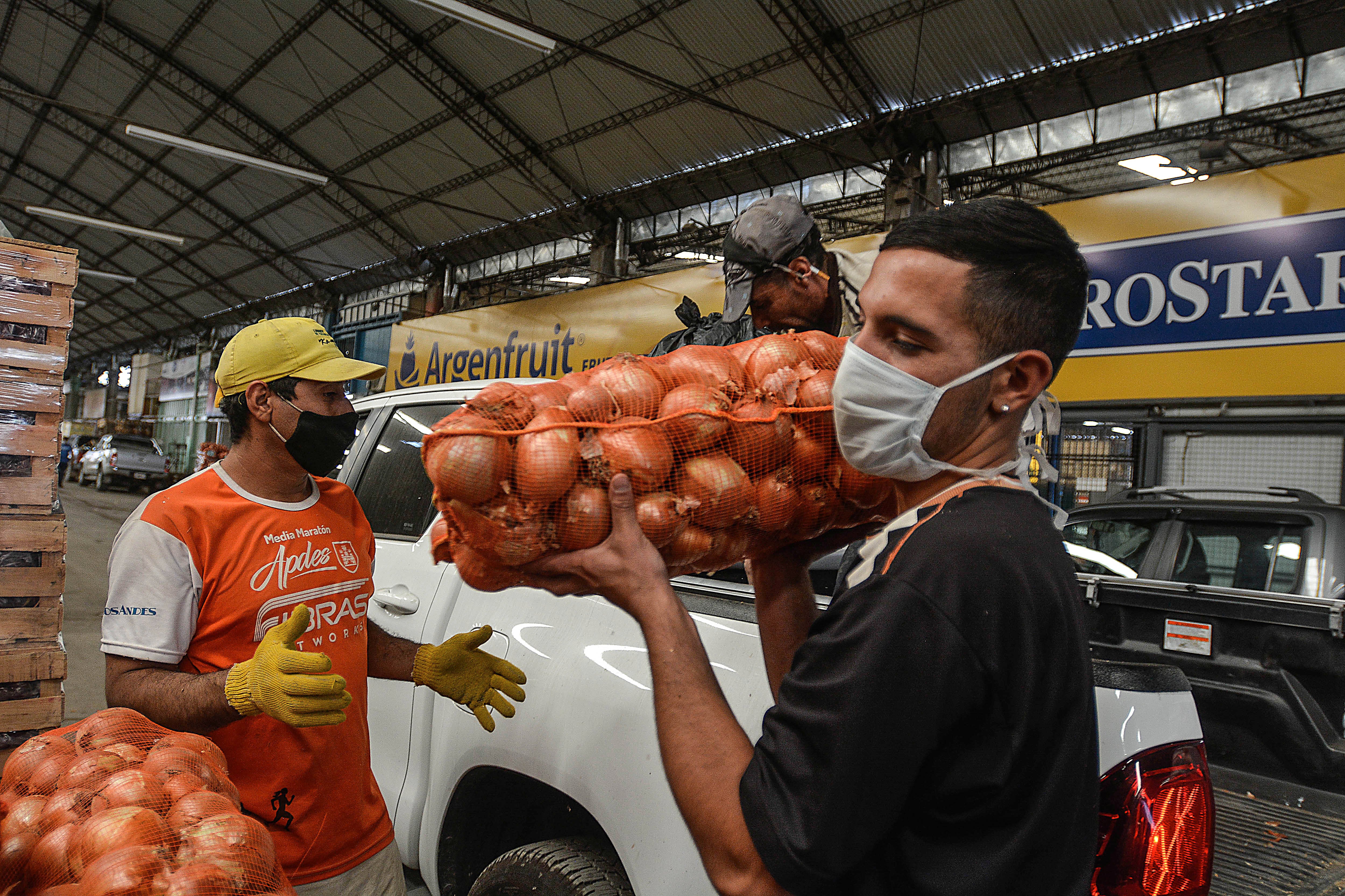 Mendoza, 18 de Abril de 2020 Sociedad

Mucha gente y poco distanciamiento social en la Feria de Guaymallen

Foto: Nicolás Rios / Los Andes