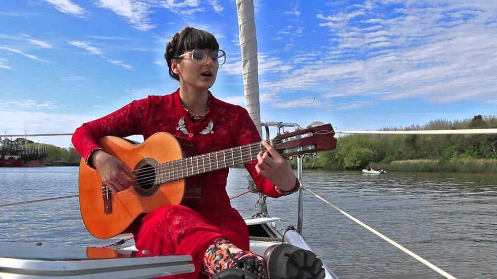 Mariana Päraway, durante la grabación de un clip en el delta del Tigre. 