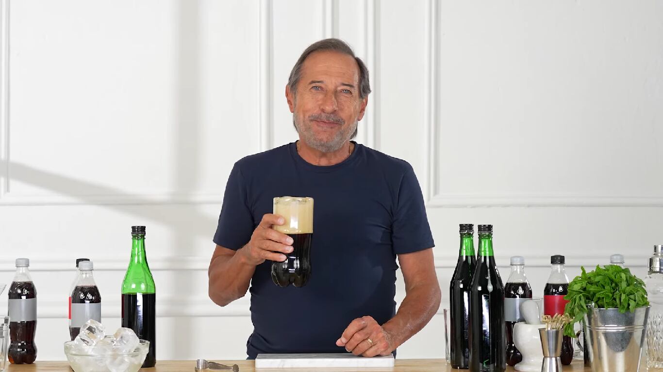 Para la campaña de "Granizo", Guillermo Francella enseñó a preparar un fernet (Netflix)