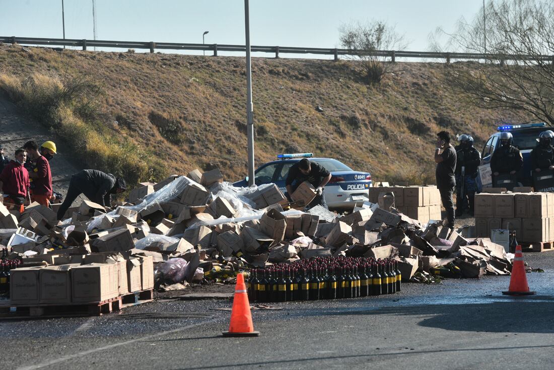 Volcó camión con vino mendocino en Córdoba.