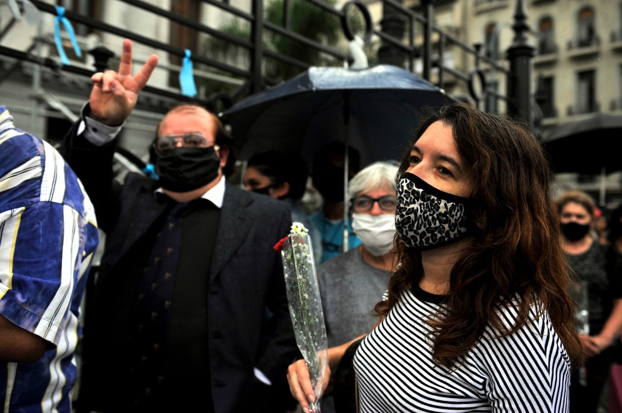 Seguidores se acercaron al Congreso Nacional para despedir al ex mandatario. Foto: Gentileza/Clarín