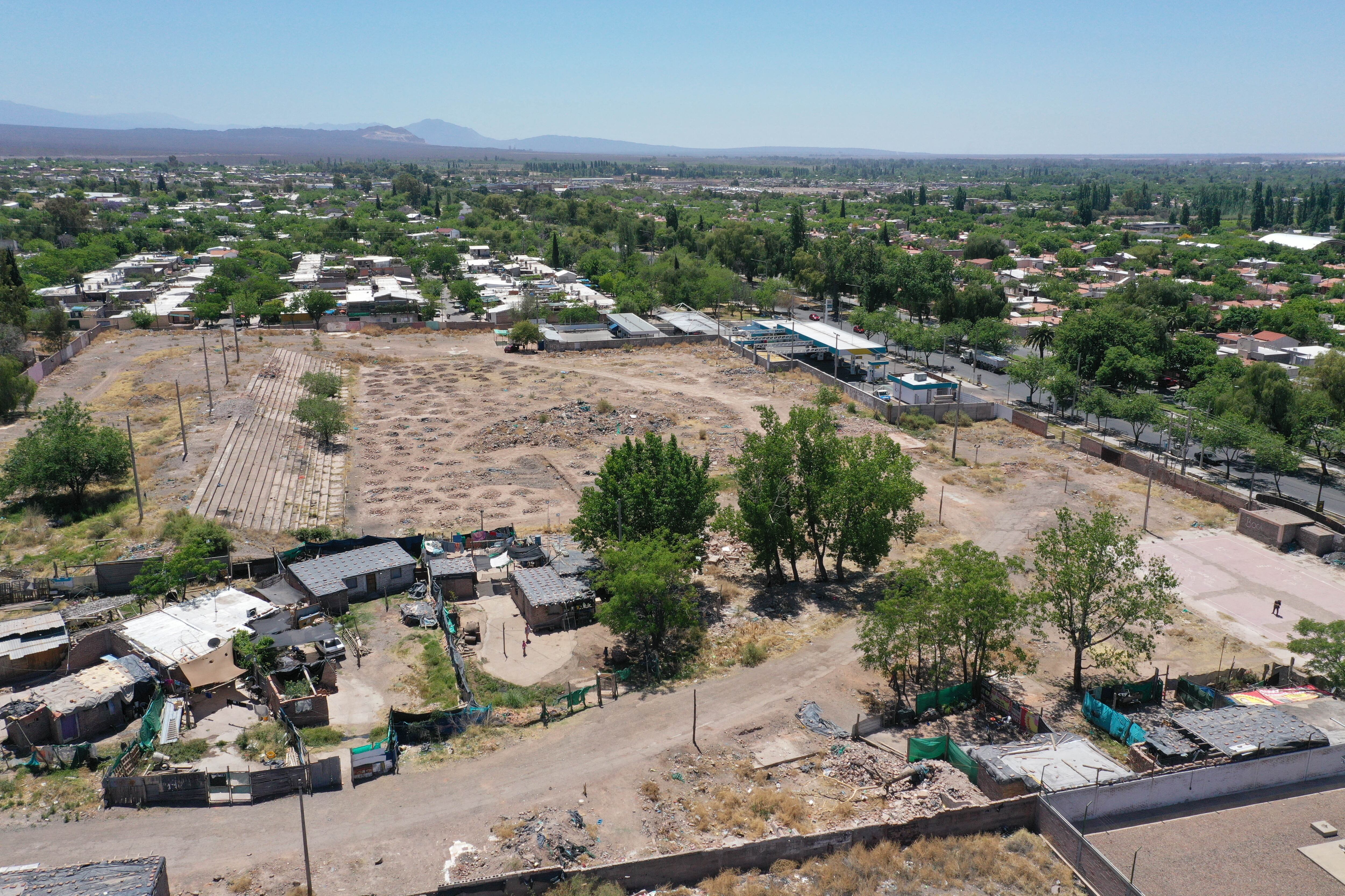 El club Newbery fue fundado en 1921 y, luego de sus años dorados; quedó abandonado. En medio del descuido, a partir de 2010 comenzaron a instalarse familias en el lugar. Llegó a haber casi 100 familias, que levantaron sus humildes y vulnerables casas.