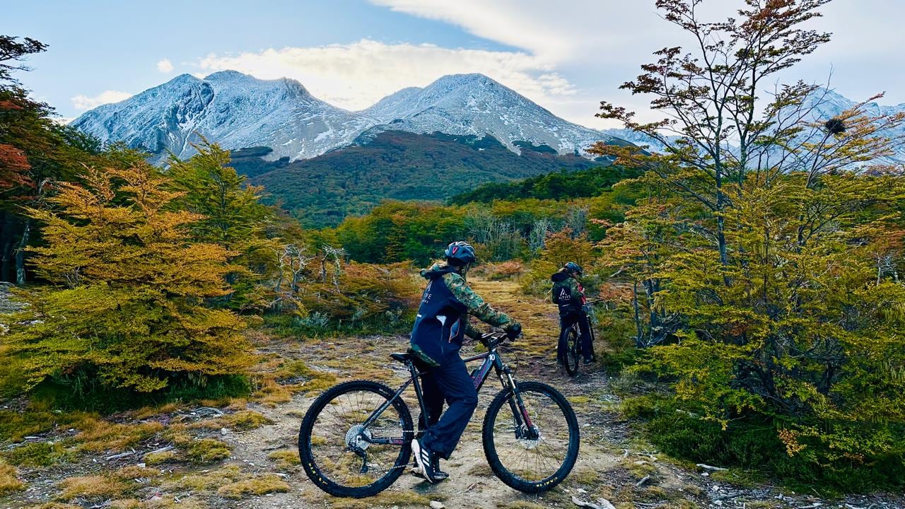 E-bikes en la reserva natural Cerro Martial, Ushuaia, Tierra del Fuego. (Magalí Gaido / Voy de Viaje)