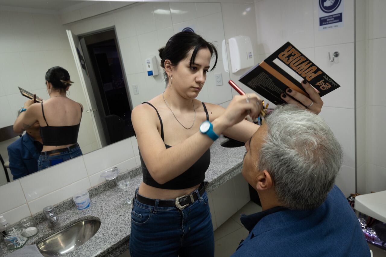 Oradores y moderadores pasaron por el maquillaje antes de enfrentar las cámaras. Foto: Ignacio Blanco / Los Andes 