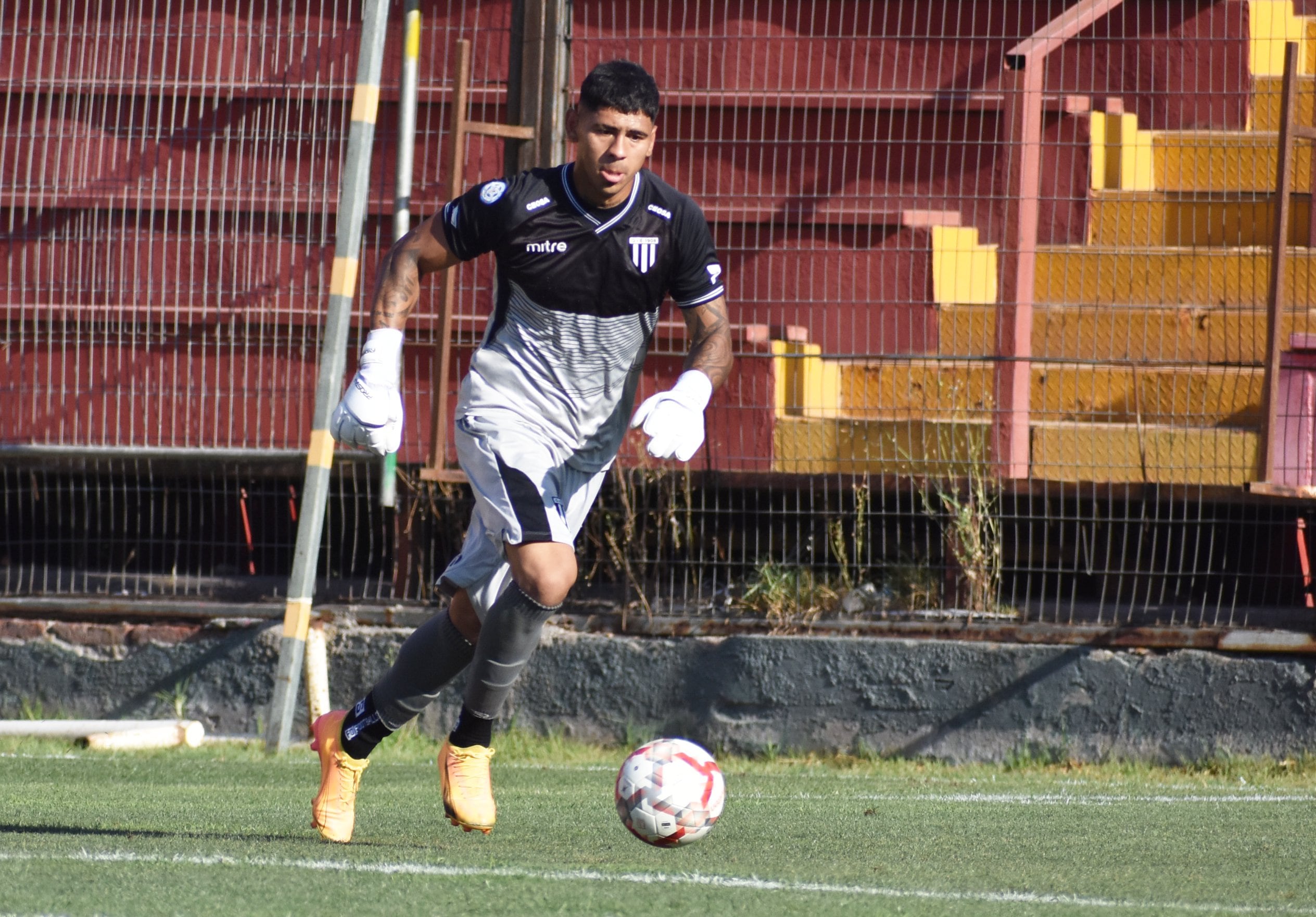 Mientras Rigamonti tuvo su primer día, Petruchi sumó los noventa minutos ante Unión Española /Foto: Gimnasia