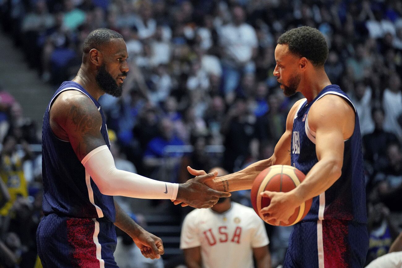 LeBron James y Stephen Curry, los líderes de la selección de básquet y también de la delegación de Estados Unidos en los Juegos Olímpicos. (AP)