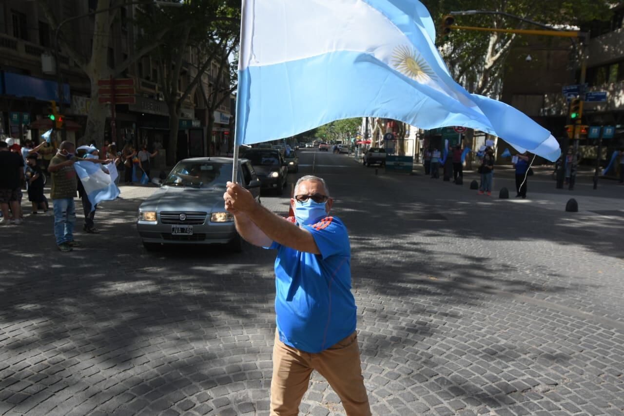 Las personas comenzaron a llegar minutos después de las 16 en Mendoza - José Gutiérrez