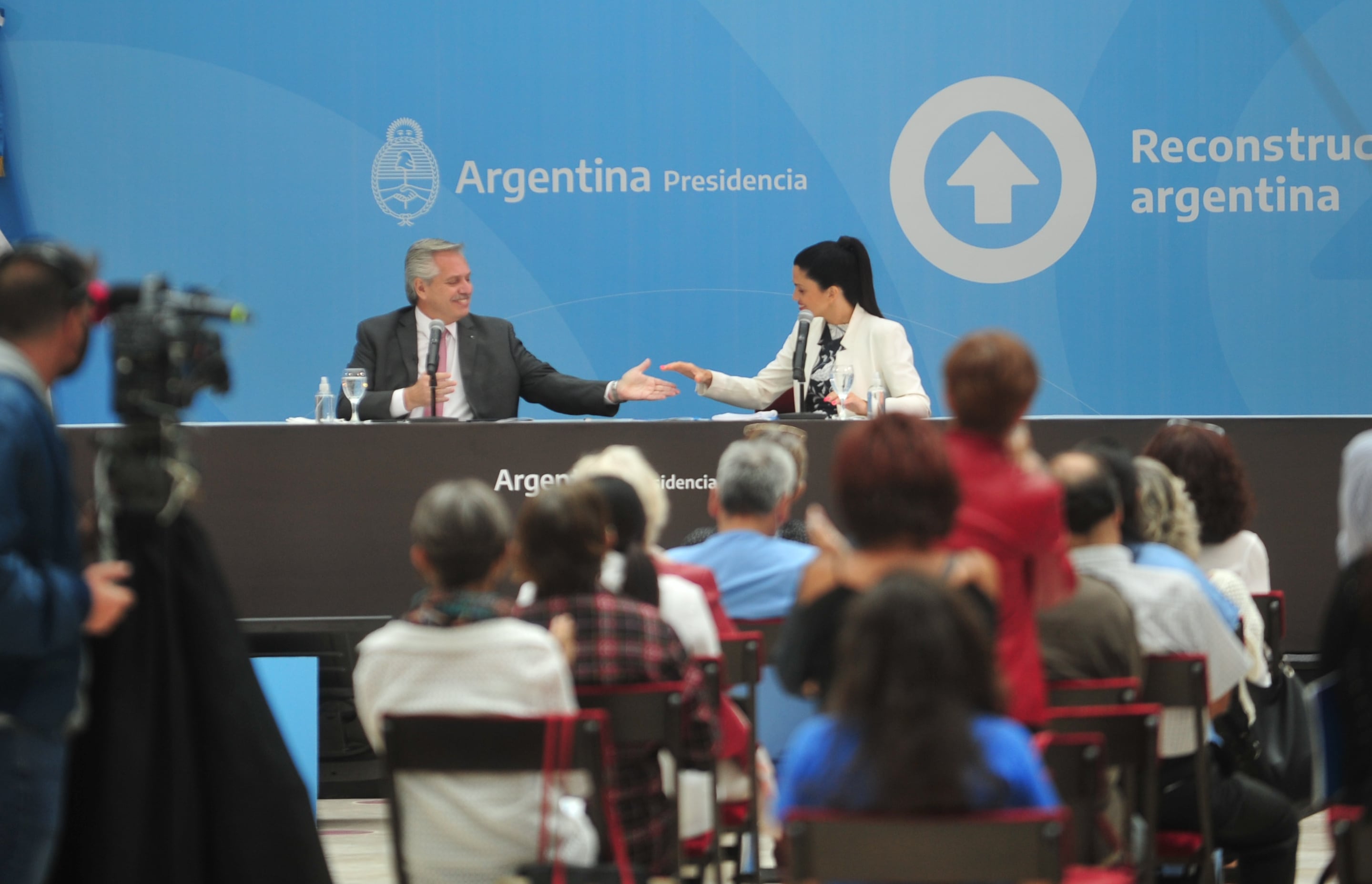  Alberto Fernández se mostró efusivo junto a Luana Volnovich, titular del PAMI. / Clarín 