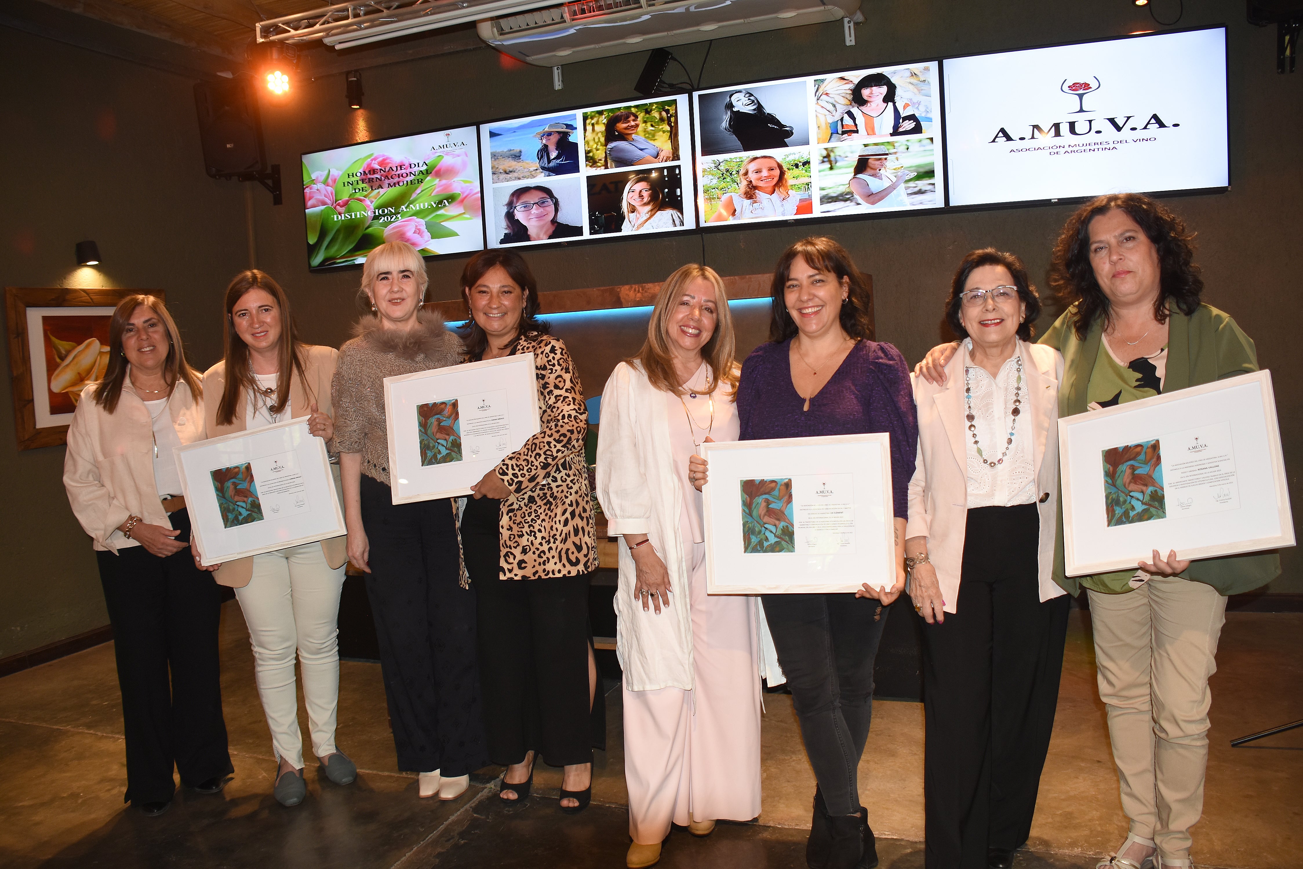 Ana Gaibazzi, Lorena Mulet, Fátima Villagra, Carina Médico, Adriana Martínez, Lis Clement, Cristina Pandolfi y Rosana Vallone. Ph Eduardo Dolengiewich.