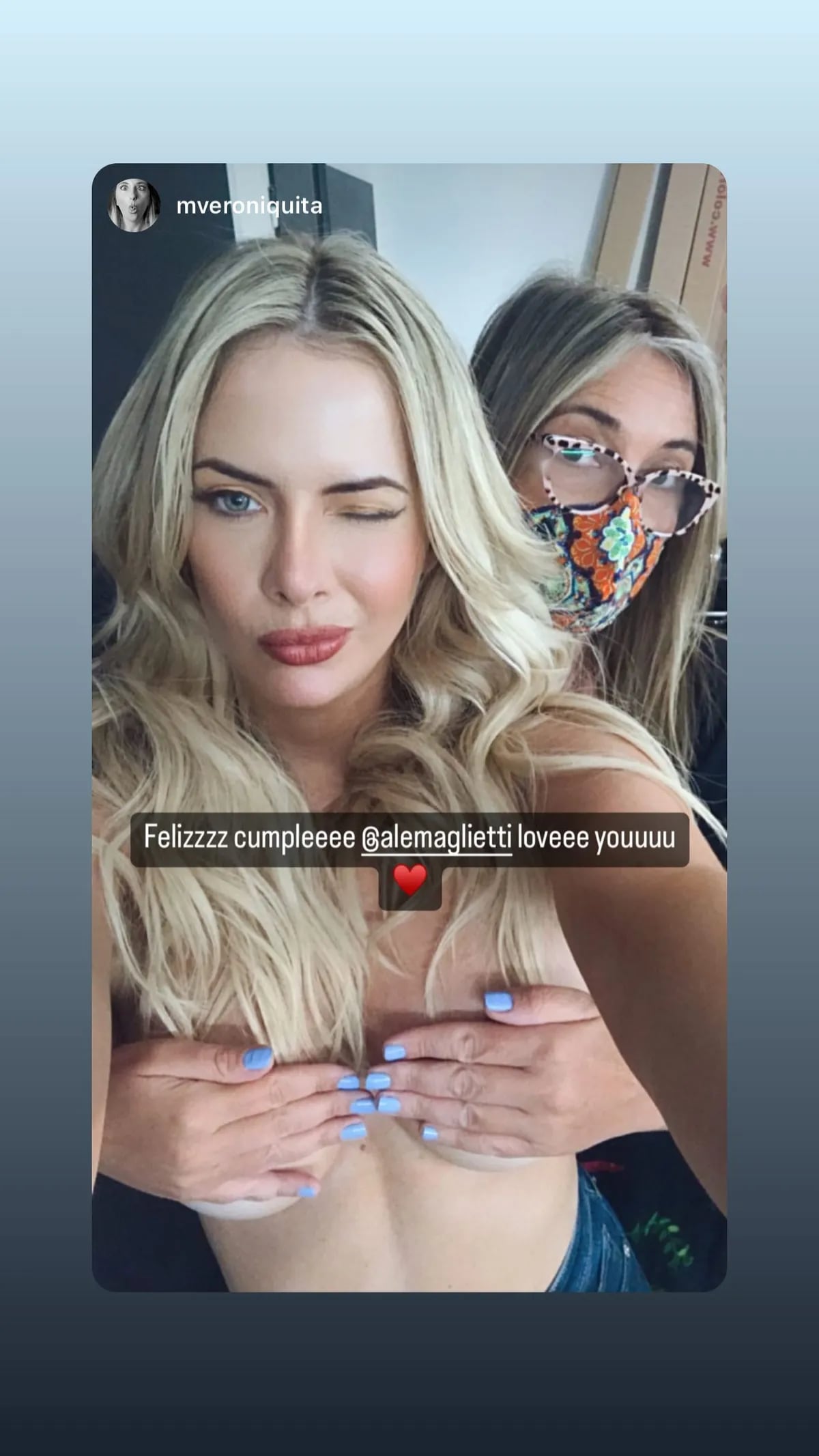 Maglietti hizo topless y la tapó una amiga