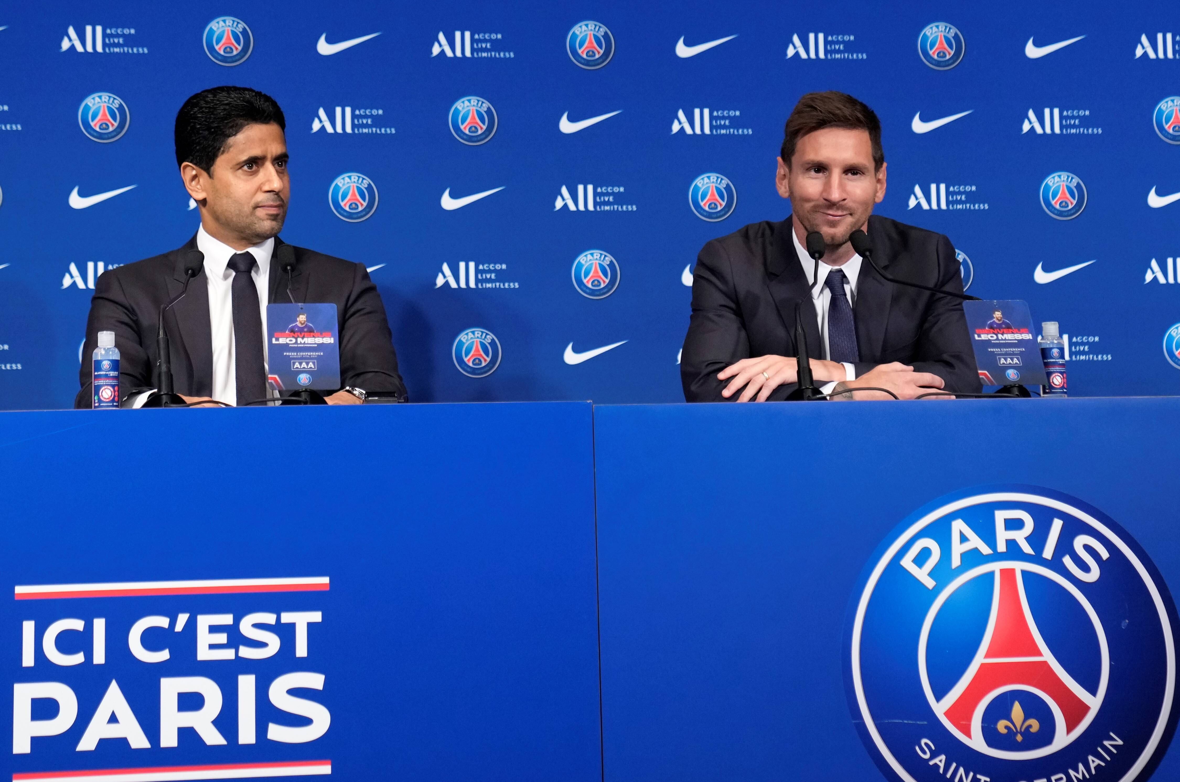 La presentación de Messi en el PSG, junto al presidente del club. (AP Photo/Francois Mori)