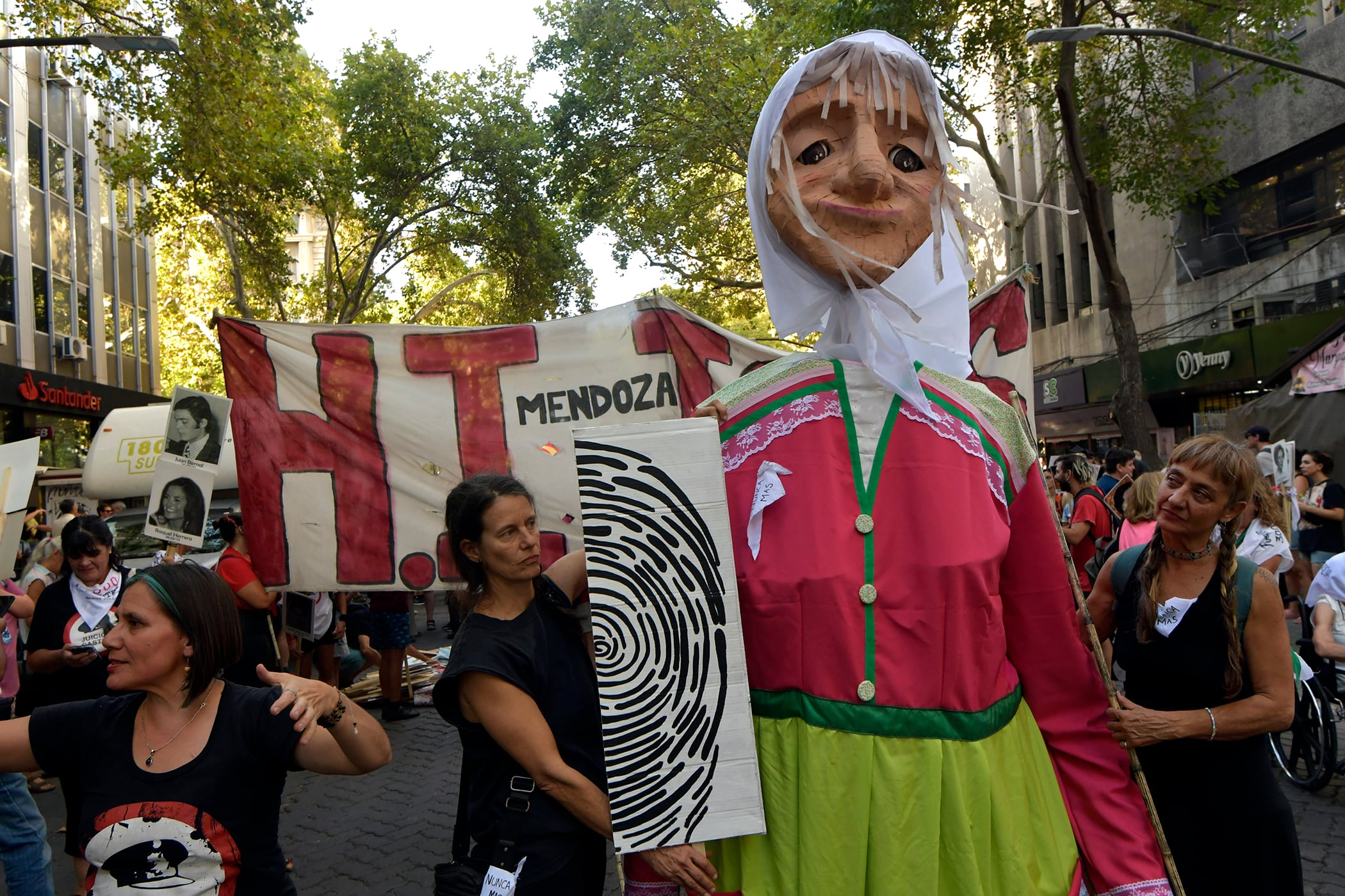 Día de la Memoria: miles de personas marcharon por las calles céntricas de Mendoza, para recordar el Golpe de Estado del 1976.
Foto: Orlando Pelichotti