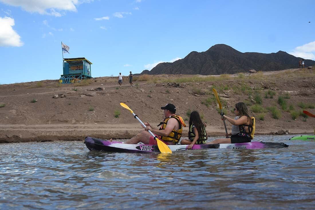 Turistas y mendocinos disfrutando a la orilla del Dique Potrerillos. Foto: José Gutierrez