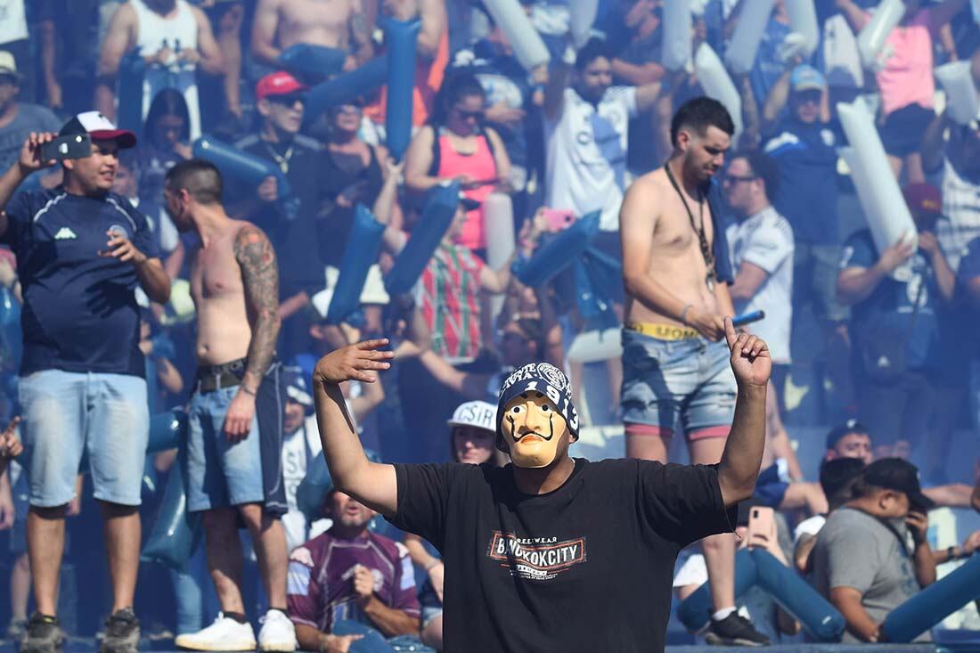 En el estadio Bautista Gargantini de Ciudad, desde las tribunas  los hinchas de la lepra alientan al equipo del parque para llegar a la primera División. Foto: José Gutierrez