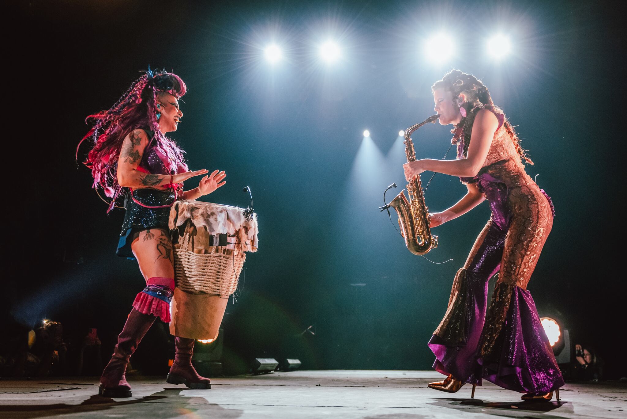 Agustina Massara, saxofonista de la Orquesta La Delio Valdez.