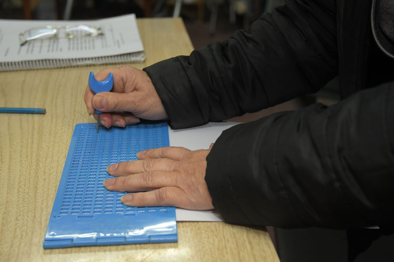 En la Asociación Biblioteca Santa Rosa de Lima se dedican a transcribir libros en Braile y audio libros para personas no videntes.  Foto: Marcelo Rolland / Los Andes