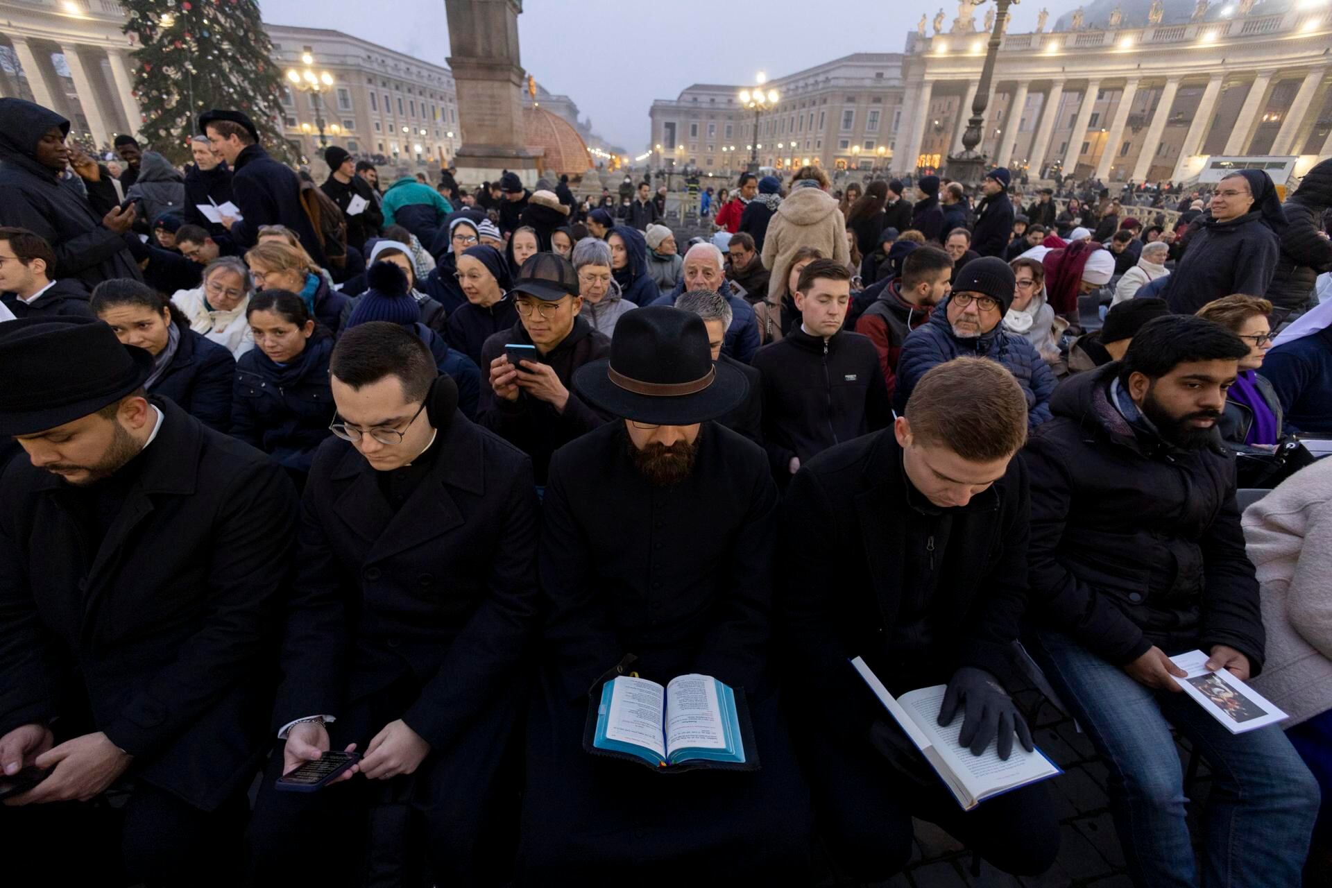 Más de 100.000 fieles despidieron al papa emérito. / Foto: EFE/MASSIMO PERCOSSI
