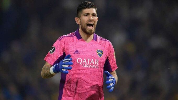 Agustín Rossi atajando para Boca.