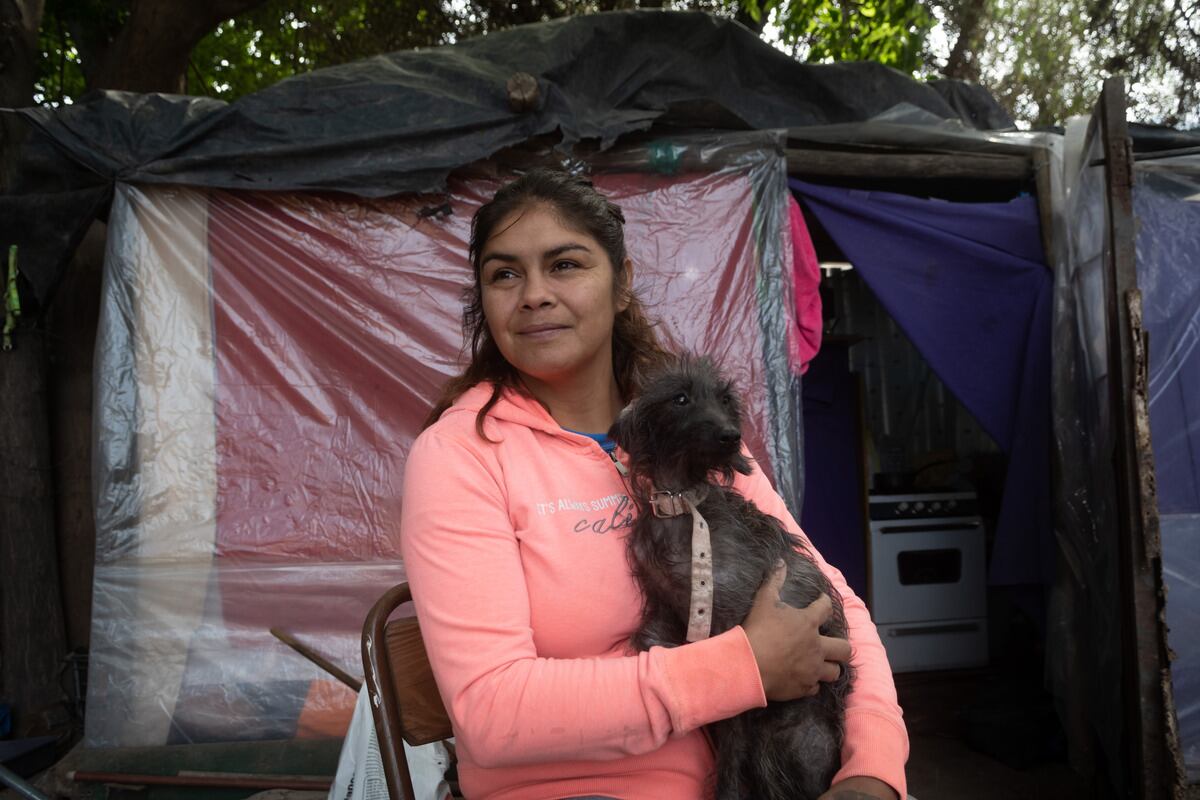 Yésica Marcos vive en una casa de nylon, palos y cartón que ella misma construyó en el departamento de San Martín. / Ignacio Blanco 