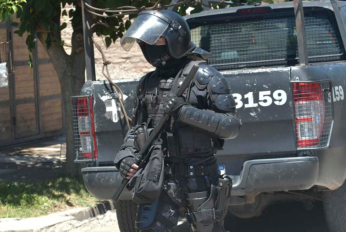 La policía desplegó en el barrio Virgen del Rosario a personal de cuerpos especiales, por una persona atrincherada en su vivienda. Foto: Orlando Pelichotti