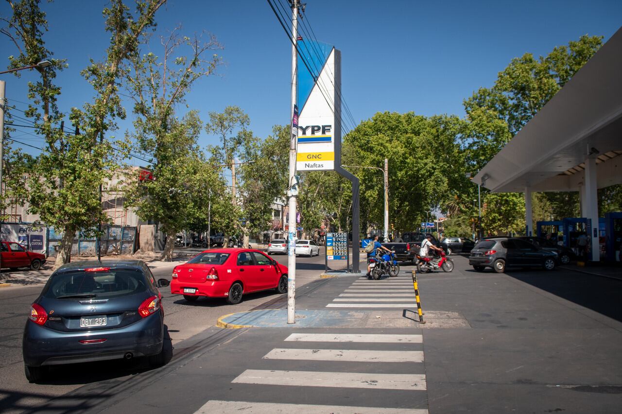 
Largas filas de vehículos se formaron en las estaciones de servicio debido a la posibilidad de un inminente aumento en el precio de los combustibles.
Foto: Ignacio Blanco / Los Andes