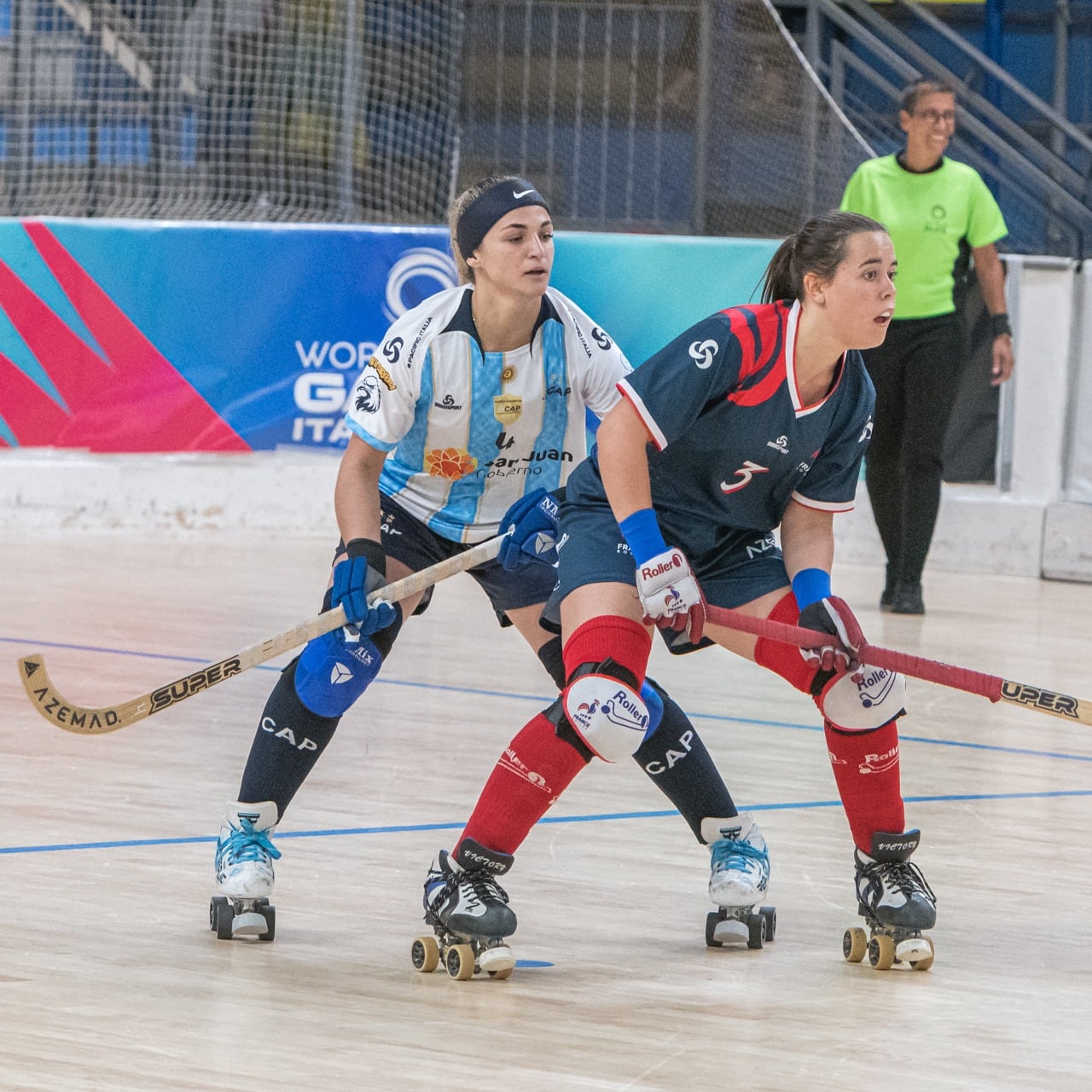 La mendocina Valentina Fernández sostiene la marca a una jugadora de Francia, en la apertura de los Roller Games en Novara, Italia.