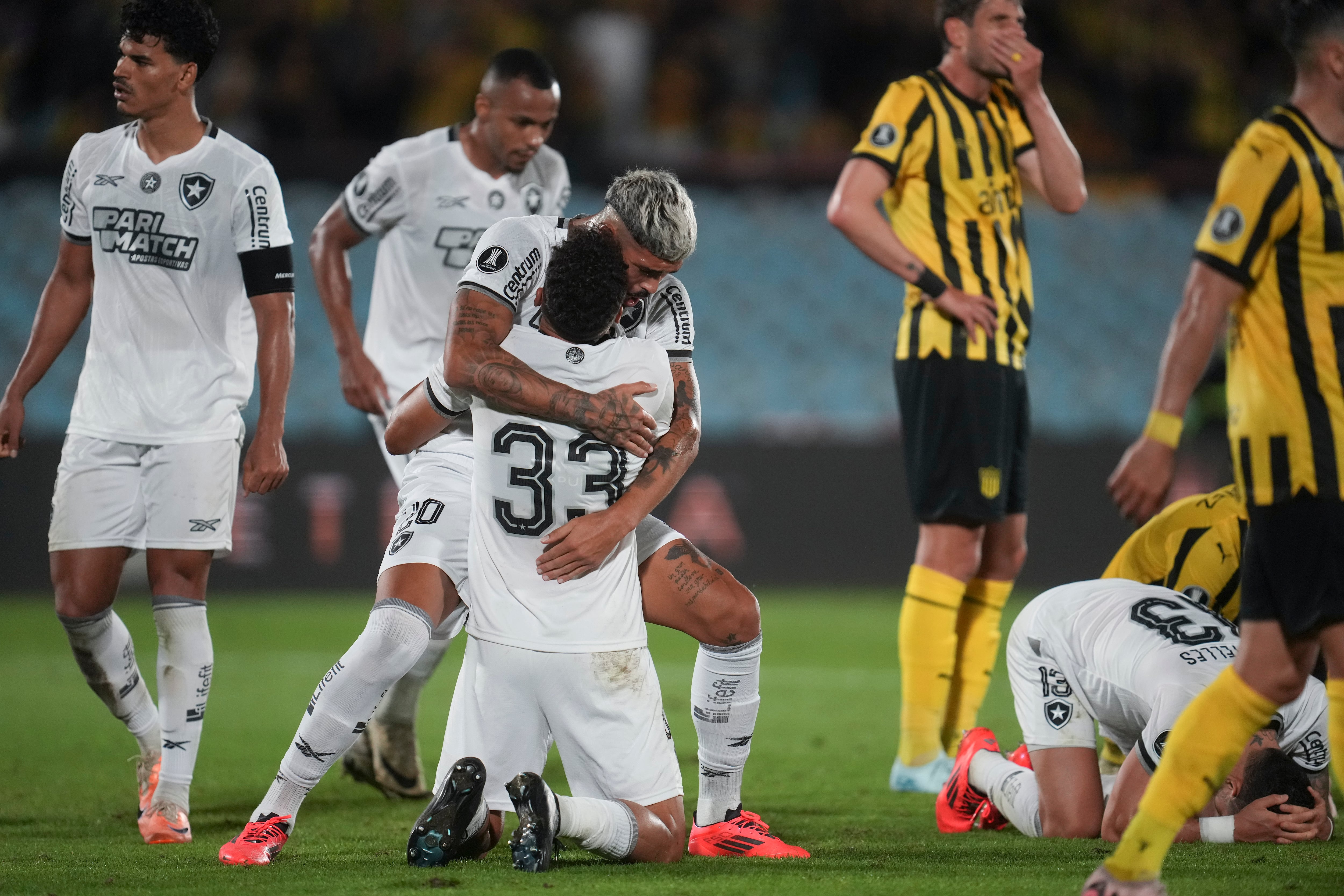 Los jugadores del Botafogo festejan la clasificación a la final de la Copa Libertadores tras eliminar a Peñarol /Foto: AP