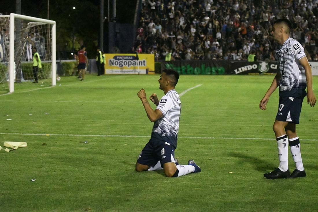 El jugador Cardozo festeja el segundo gol de Independiente Rivadavia.
Foto José Gutierrez