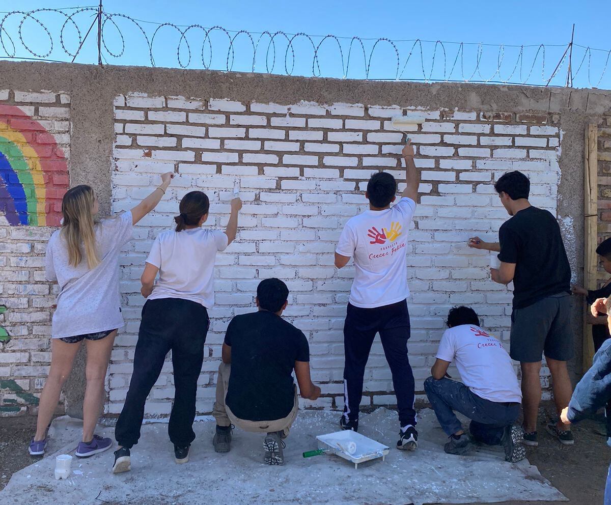 Jóvenes deCrecer Felices pintan uno de los centros educativos de Godoy Cruz.