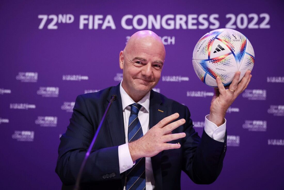 Gianni Infantino, con la pelota que se usará en Qatar 2022. Se espera su decisión por la polémica iraní. 