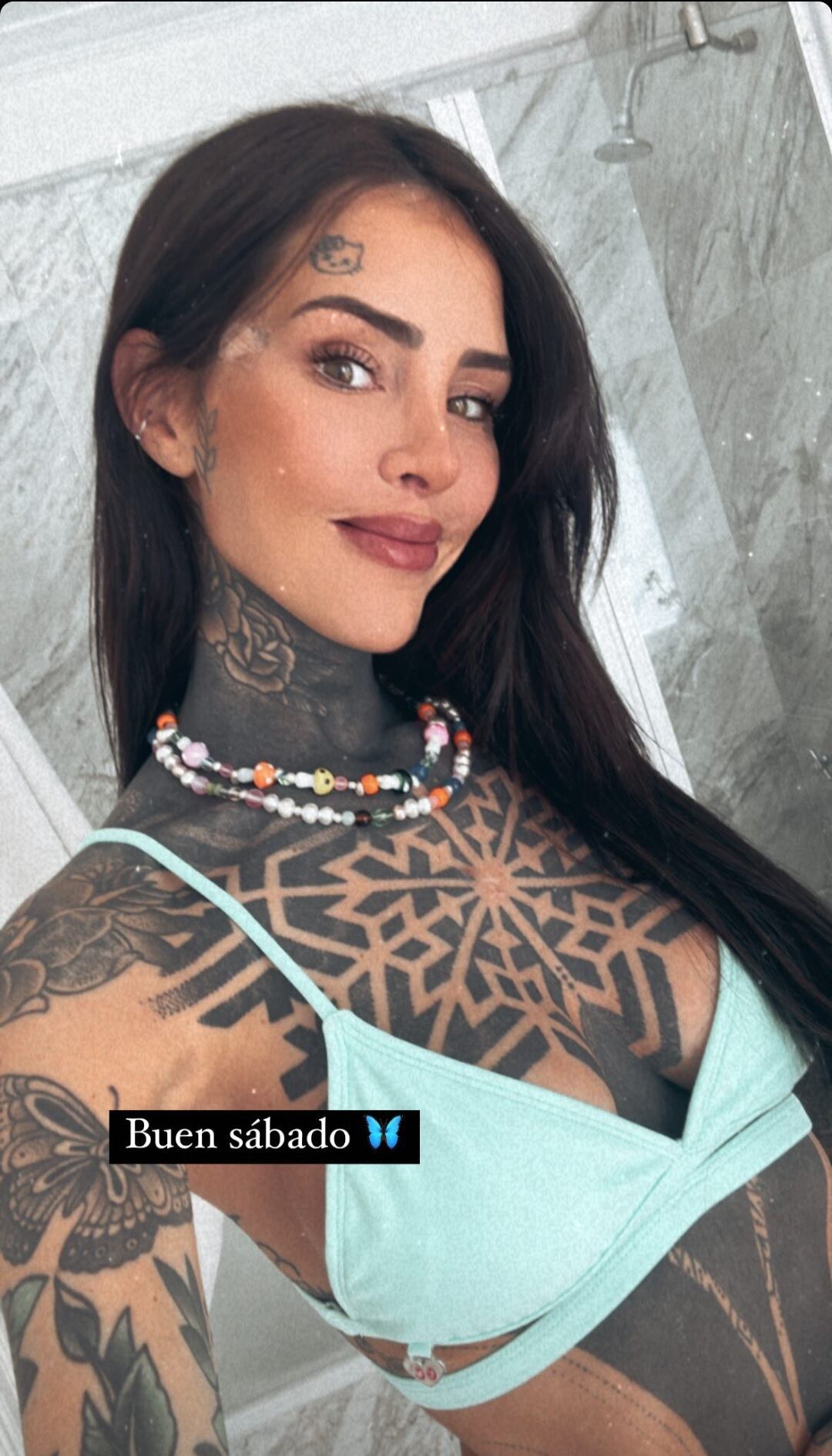 Cande Tinelli posó con una sensual microbikini verde agua que dejó poco a la imaginación.