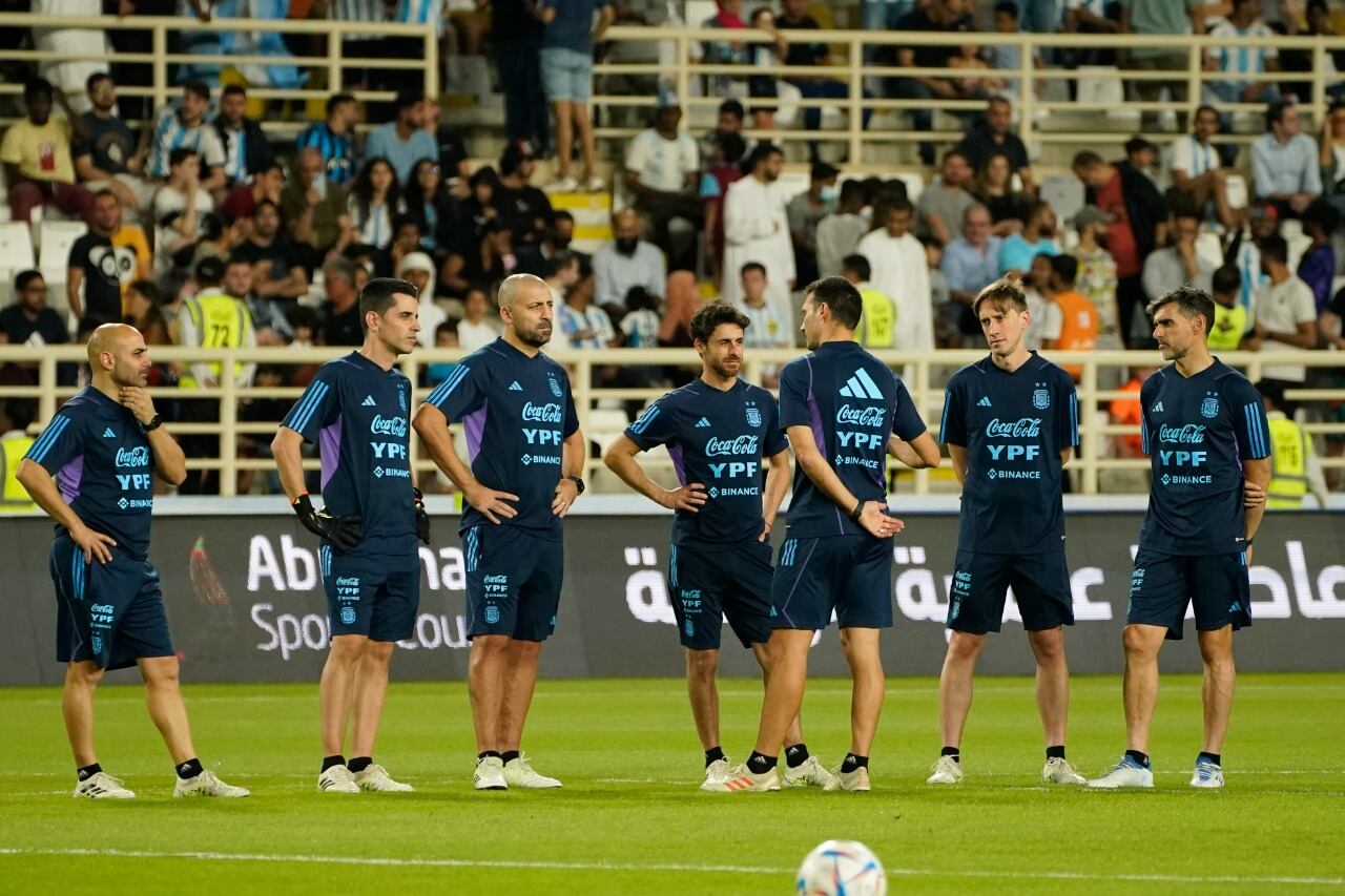 Con 15.000 personas en las tribunas, Argentina completó su primera práctica en Abu Dhabi. Foto: Clarín