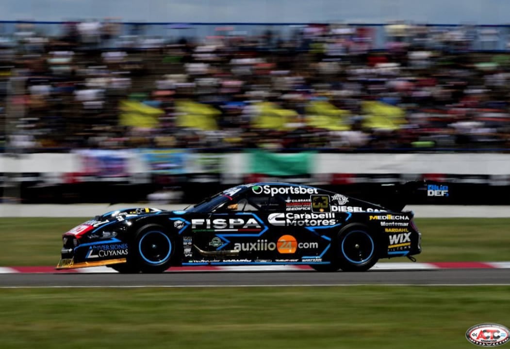 El Mendocino Volador, con su Mustang va por todo en el circuito de La Plata.