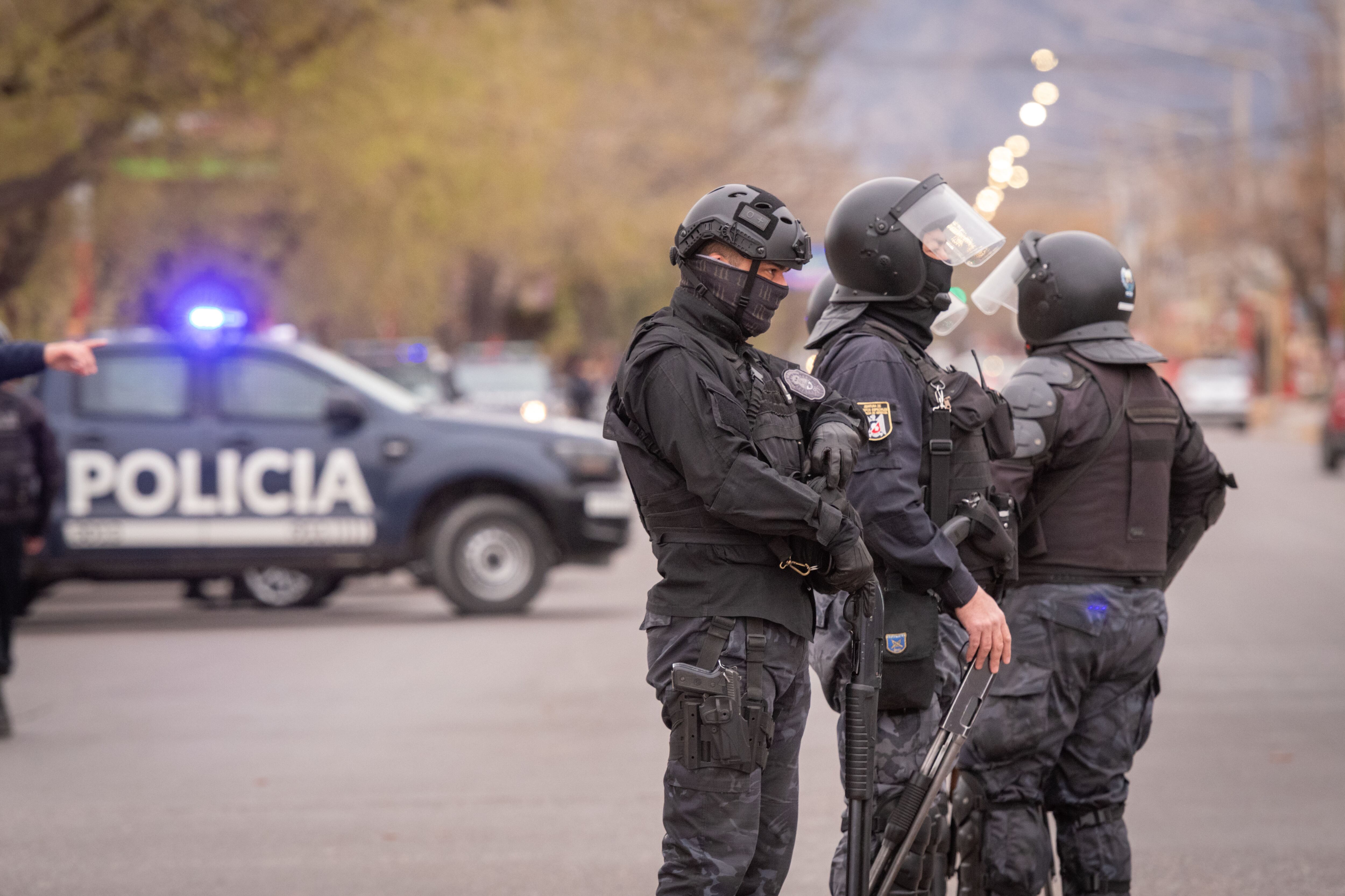 Cuando la policía arribó al lugar lograron sacarlo del allí para resguardar su integridad física. Pero al entrevistarlo, el ciudadano admitió que no quería quitarse la vida.

Foto: Ignacio Blanco / Los Andes 