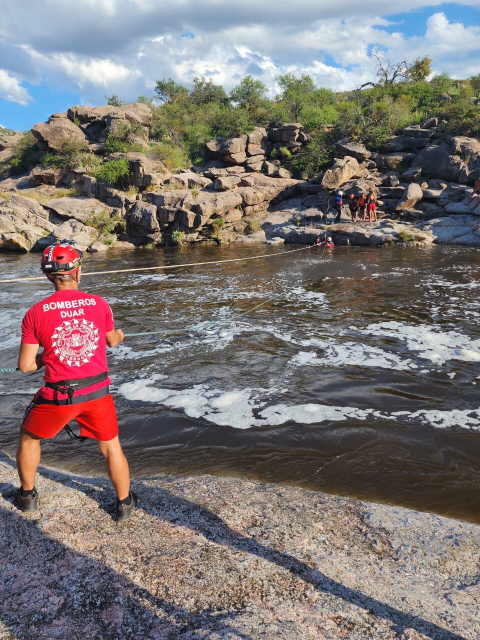 Las familias no pudieron regresar debido la fuerte correntada del río y debieron llamar a los bomberos.