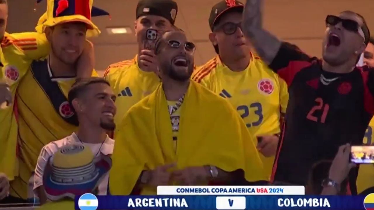 Maluma en el palco antes de que empiece el partido. Foto: captura.