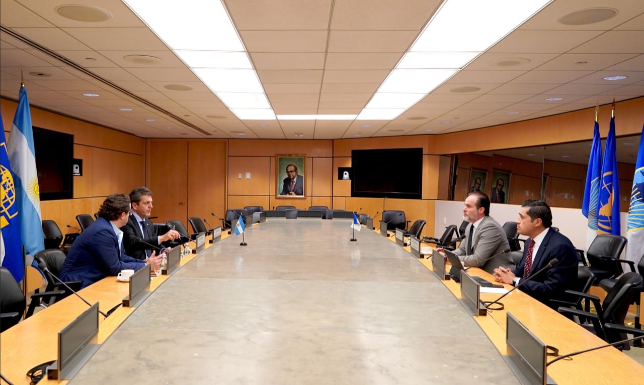 El ministro de Economía, Sergio Massa, junto al titular del BID, Mauricio Claver-Carone.