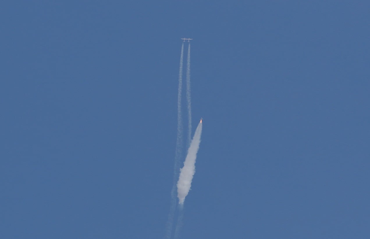 Richard Branson volando en su avión espacial de Virgin Galactic - 