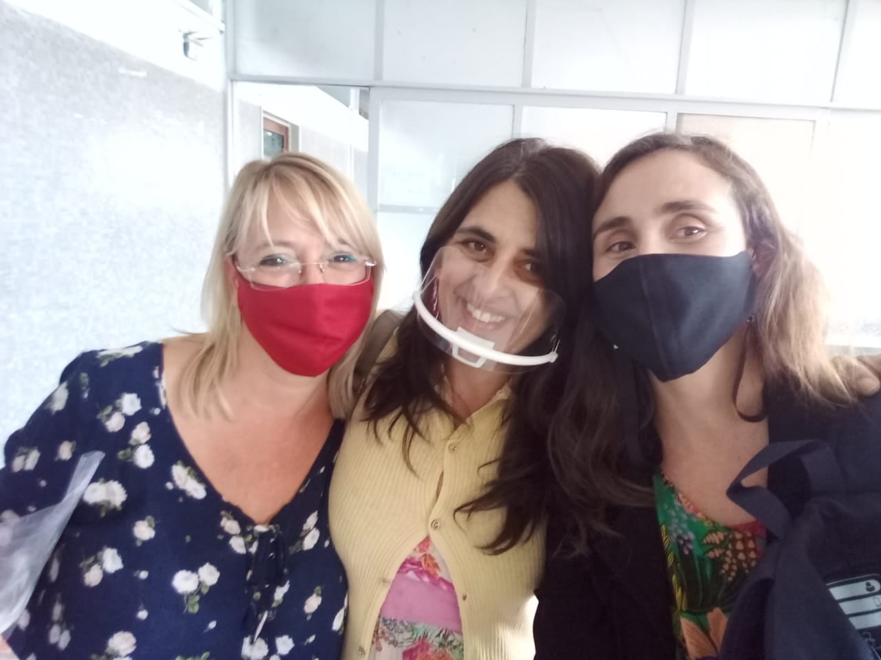 Natalia Prigione, Celeste Polidori y Yenina Giana, las docentes de área de Comunicación de la escuela General José de San Martín 9-001.