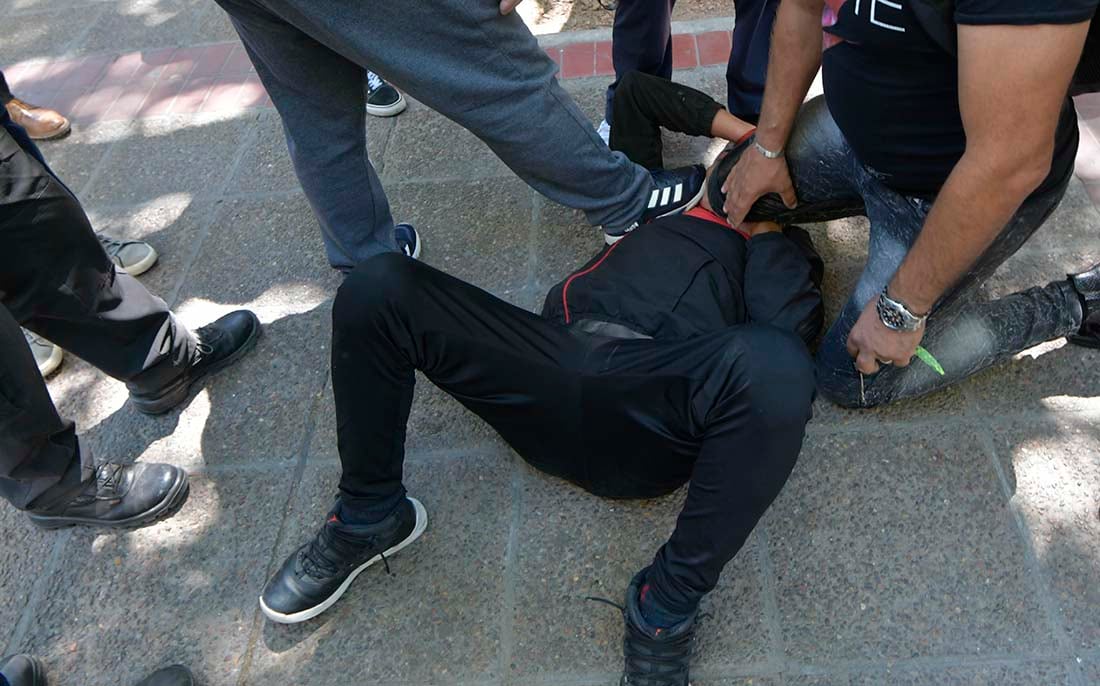 Una decena de personas corrieron y atraparon a un menor de edad que había asaltado y lastimado a una anciana, en Avenida San Martín de Ciudad.
Foto: Orlando Pelichotti