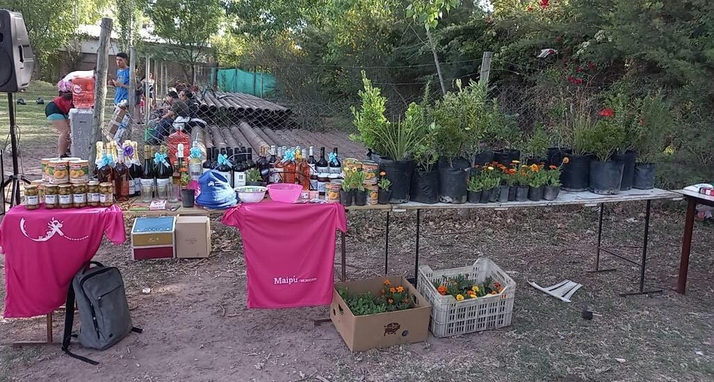 Comerciantes y bodegueros de la zona se acercaron con productos propios que luego fueron sorteados entre los que habían asistido. Foto: Policía de Mendoza