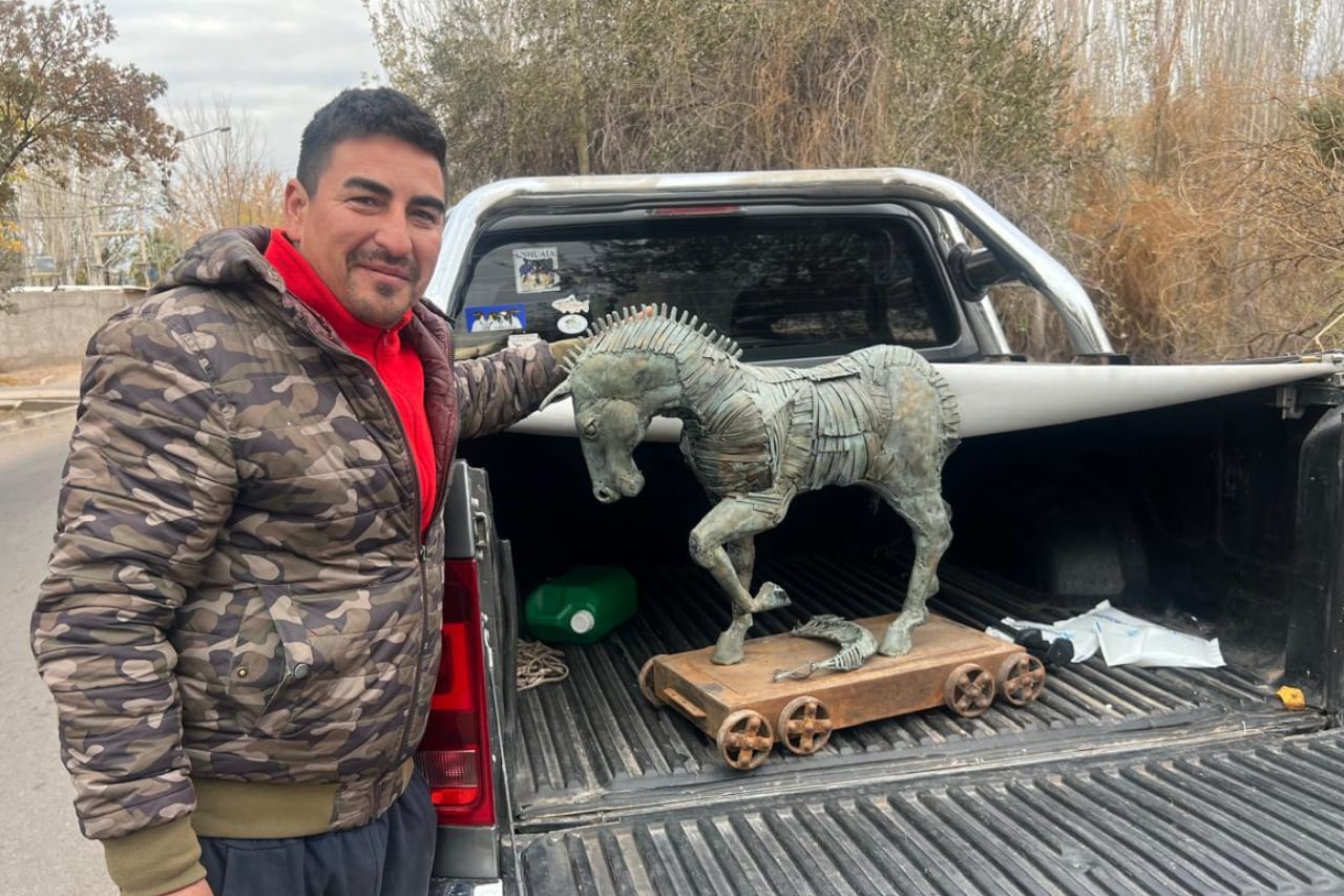 Final feliz: el artista mendocino recuperó la escultura que había hecho con su hijo. Foto: Gentileza Jorge Carnino